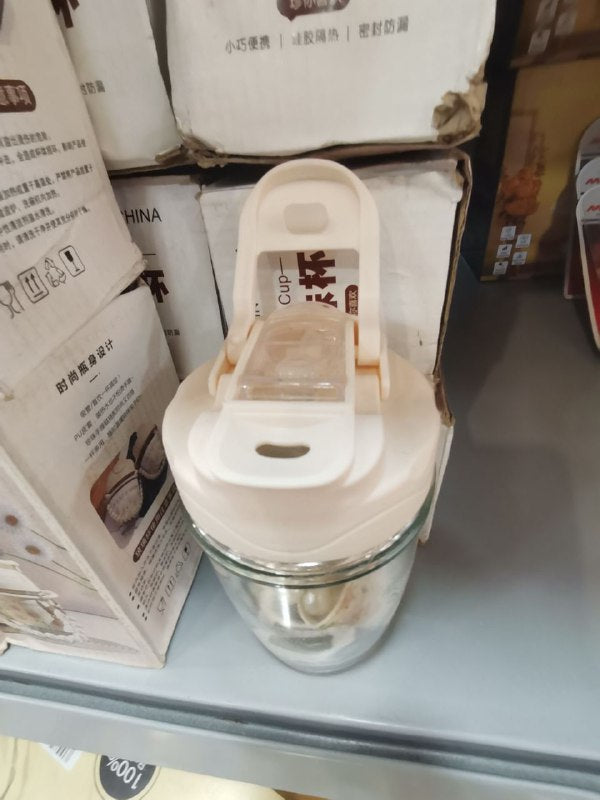 Tasse en verre avec un couvercle et une paille intégrée كوب زجاجي بغطاء وقشة مدمجة، مزين بنمط زهور