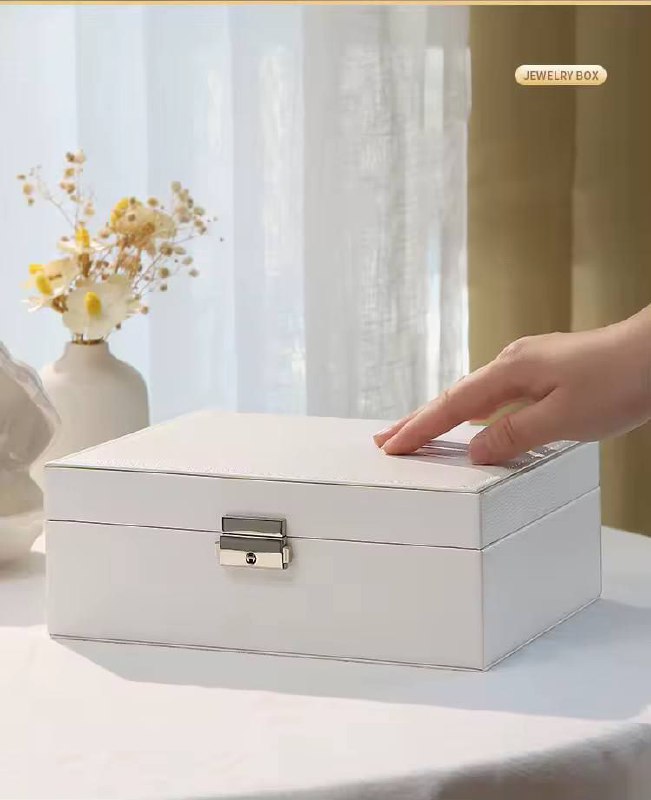 صندوق أنيق ومزود بقفل يوفر مساحة تخزين منظمة للمجوهرات