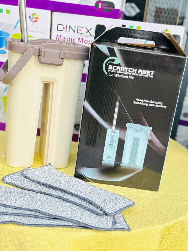 Kit de Balai et Seau Plat Ultime مجموعة تنظيف تتضمن ممسحة مسطحة ودلو عصر مكون من حجرتين.