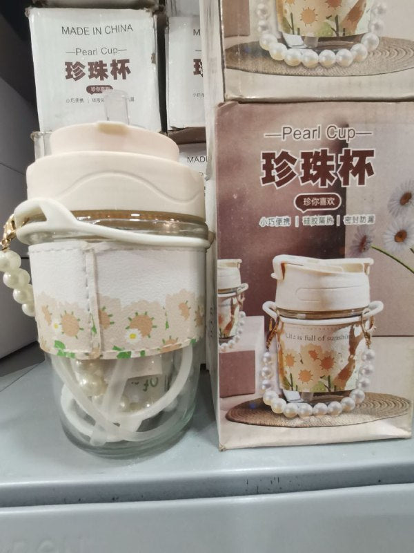 Tasse en verre avec un couvercle et une paille intégrée كوب زجاجي بغطاء وقشة مدمجة، مزين بنمط زهور