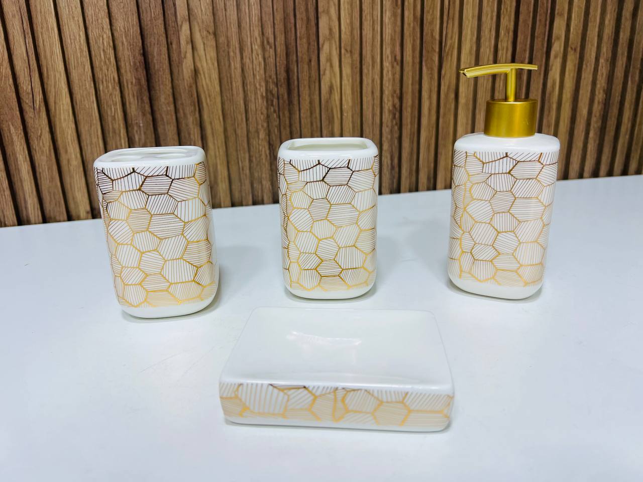 1104-9 طقم إكسسوارات حمام سيراميكي ديكوري، طقم حمام عصري من 4 قطع Porcelaine