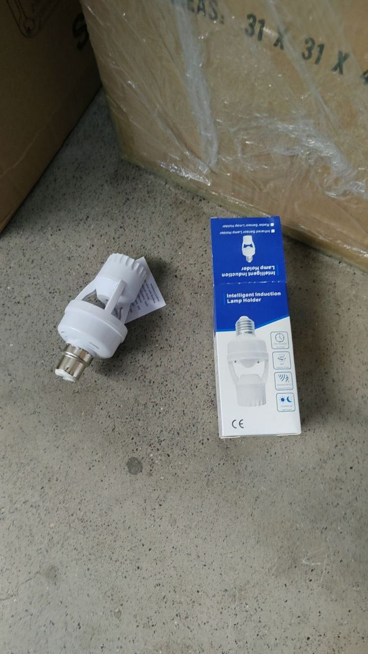 قاعدة مصباح E27 بقدرة 60 واط مزودة بمستشعر حركة PIR لمصابيح LED Douille lampe détecteur de mouvement PIR E27 60W pour ampoules LED