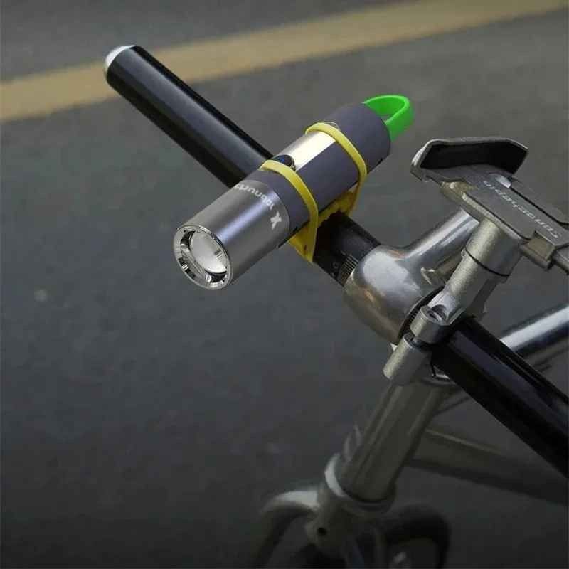 Flashlight Lampe de poche à lumière LED مصباح يدوي LED، قابل لإعادة الشحن عبر USB