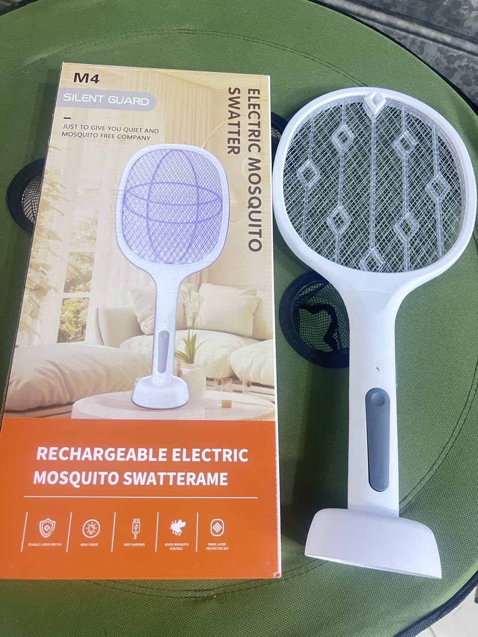 مضرب ناموس كهربائي متعدد الوظائف مع قاعدة شحن M4 Electric Mosquito Swatter Raquette électrique anti-moustiques multifonction avec base de chargement