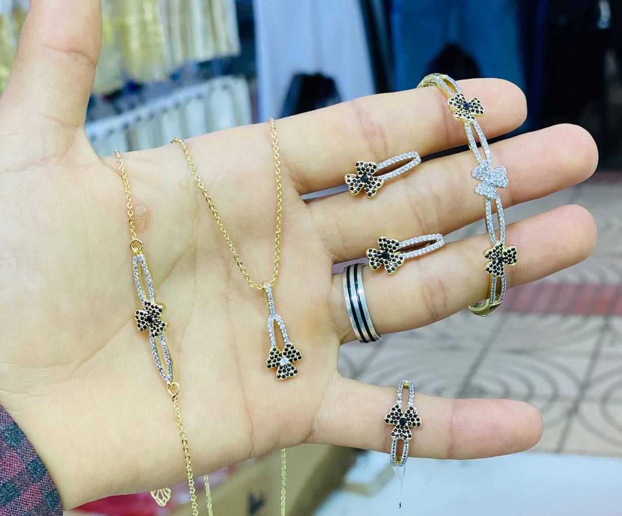 مجوهرات الحرية عند محمد اوماسين