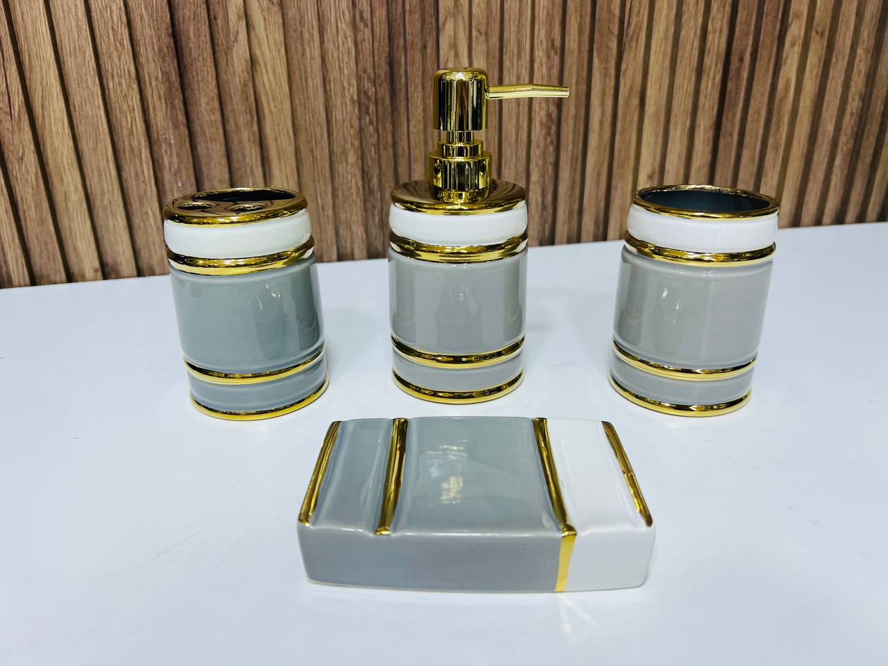 1104-5 طقم إكسسوارات حمام سيراميكي ديكوري، طقم حمام عصري من 4 قطع Porcelaine