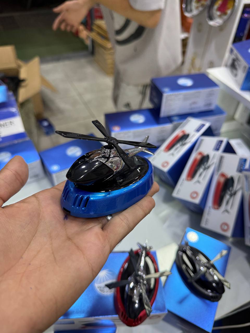 Désodorisant Voiture Hélicoptère Solaire Purificateur d'Air Auto Rotation Automatique Car fragrance مبخرة السيارة مع العطر