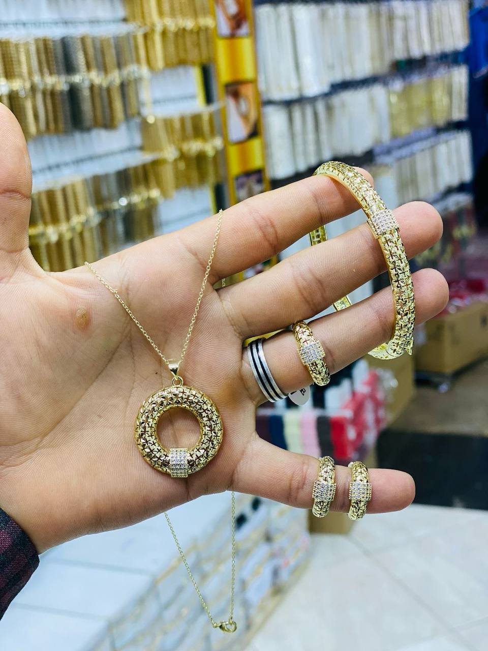 مجوهرات الحرية عند محمد اوماسين