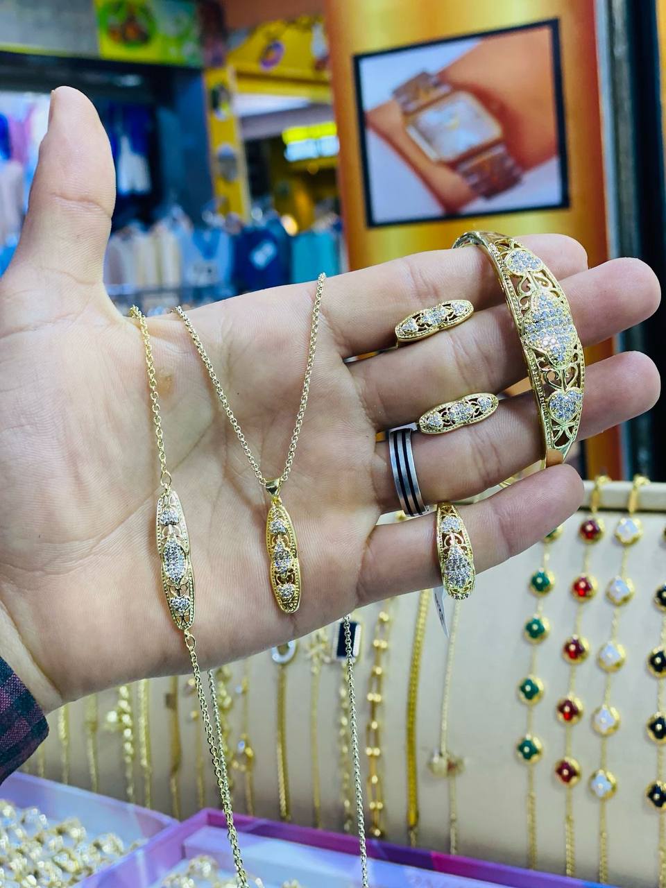 مجوهرات الحرية عند محمد اوماسين