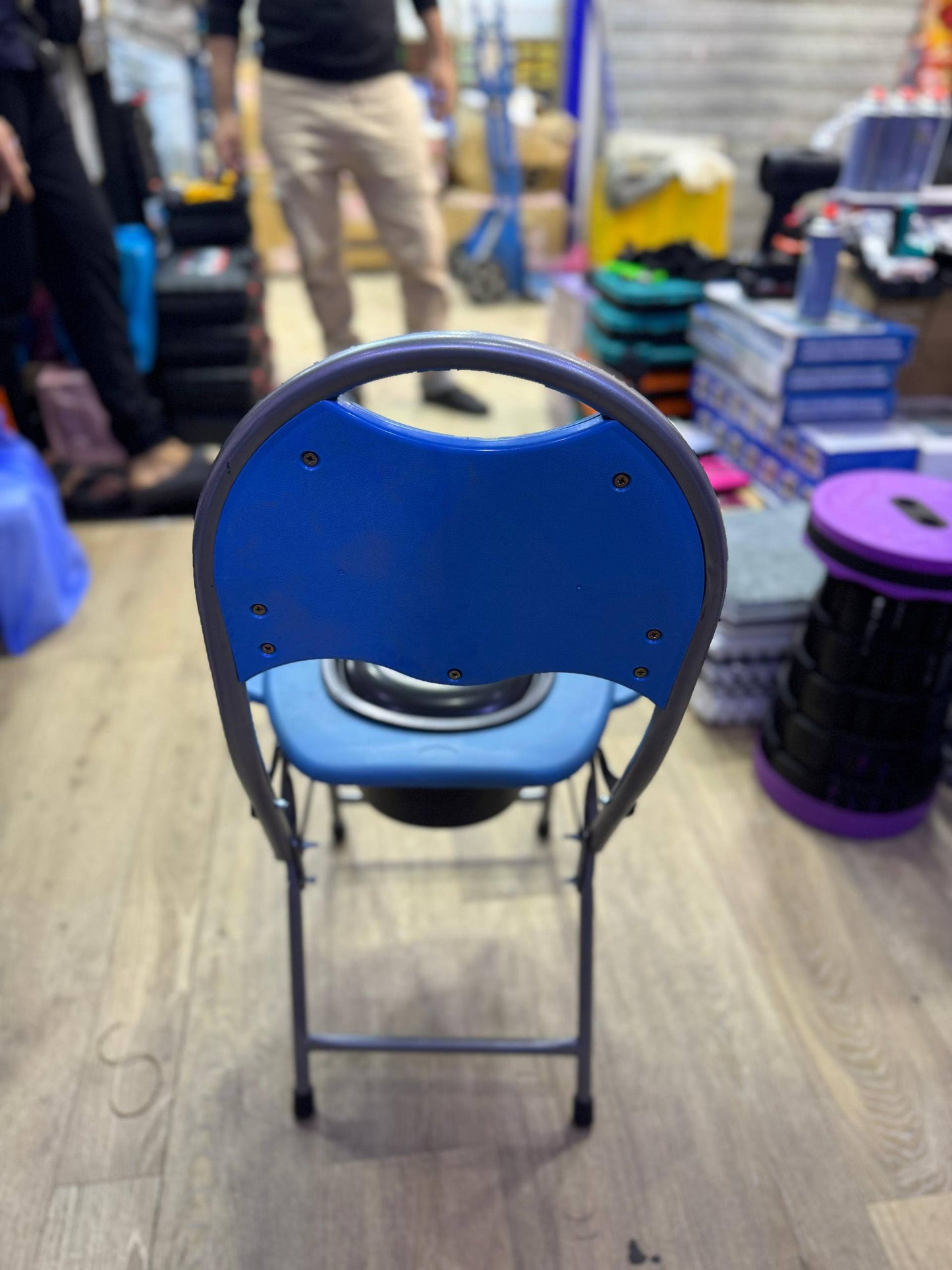 Portable commode chair كرسي المرحاض المحمول