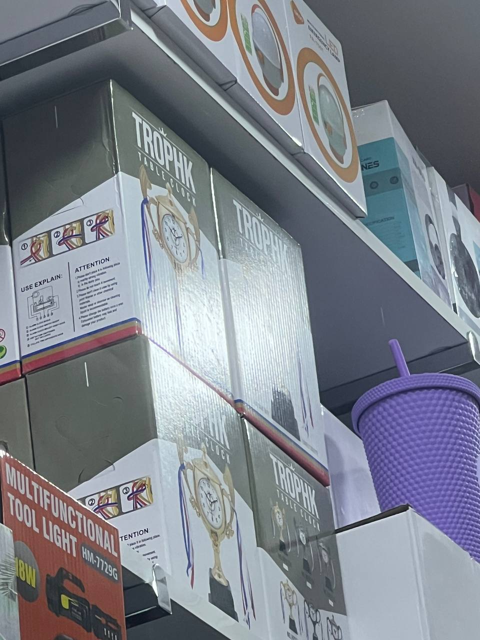 Horloge en form du trophée ساعة منبه مزخرفة، نموذج كأس واقعي