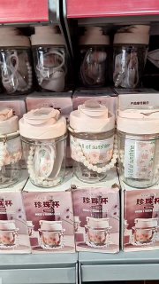 Tasse en verre avec un couvercle et une paille intégrée كوب زجاجي بغطاء وقشة مدمجة، مزين بنمط زهور