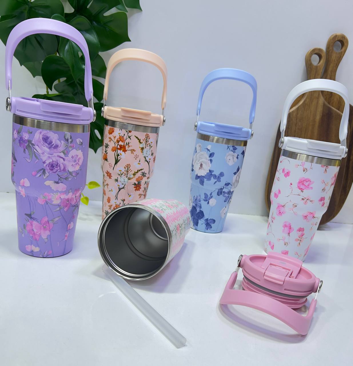 Gobelet en acier inoxydable avec motif floral bleu كوب من الفولاذ المقاوم للصدأ مع زخارف