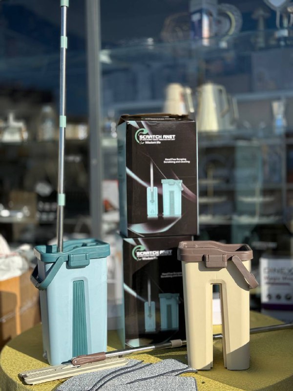 Kit de Balai et Seau Plat Ultime مجموعة تنظيف تتضمن ممسحة مسطحة ودلو عصر مكون من حجرتين.