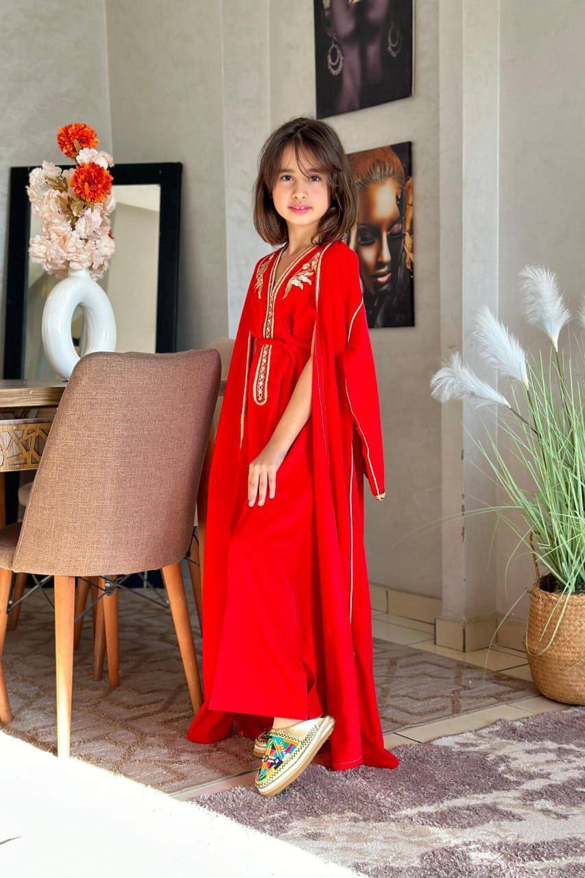 كيمونوا أنيقة للبنوتات مصنوعة من ثوب كريب سامبل مطرزة بدقة بـرباطي برونز لإطلالة راقية