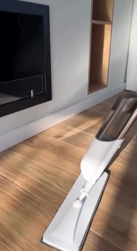 ممسحة برشّاش الماء مدمج Balai-serpillère avec pulvérisateur intégré