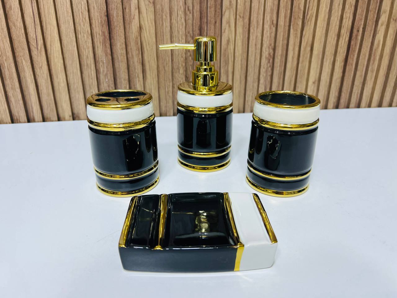 1104-5 طقم إكسسوارات حمام سيراميكي ديكوري، طقم حمام عصري من 4 قطع Porcelaine