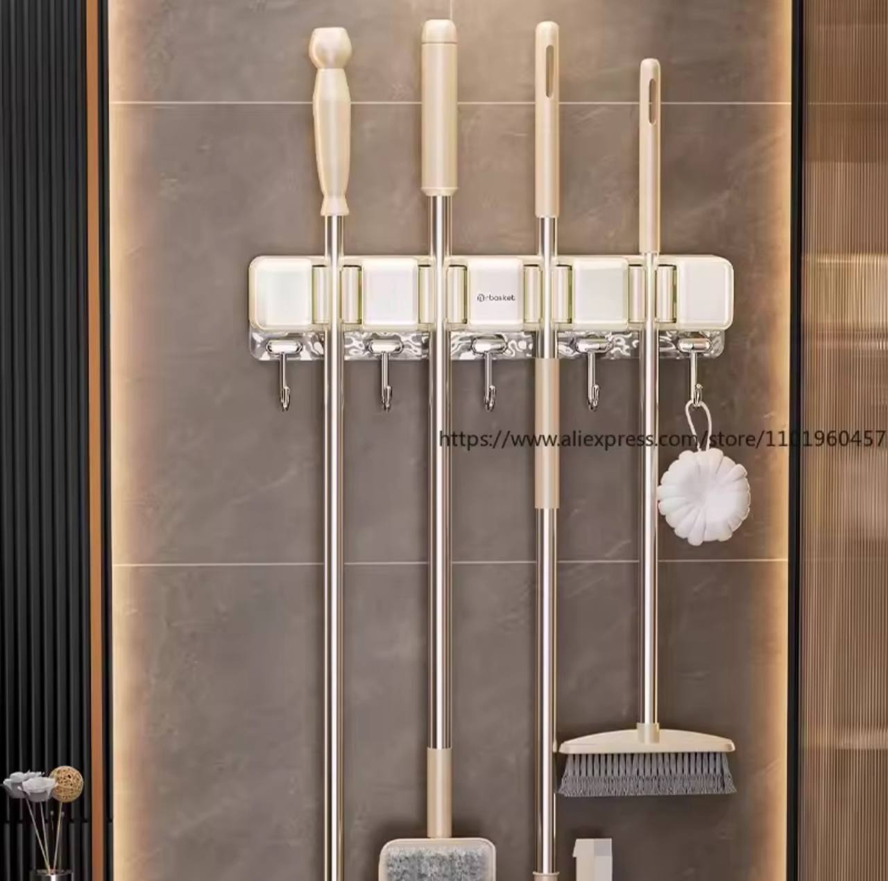 Support mural pour balai et serpillière auto-adhésif, support multifonction pour cuisine حامل مكنسة وممسحة مثبت على الحائط ذاتي اللصق، منظم مطبخ متعدد الوظائف