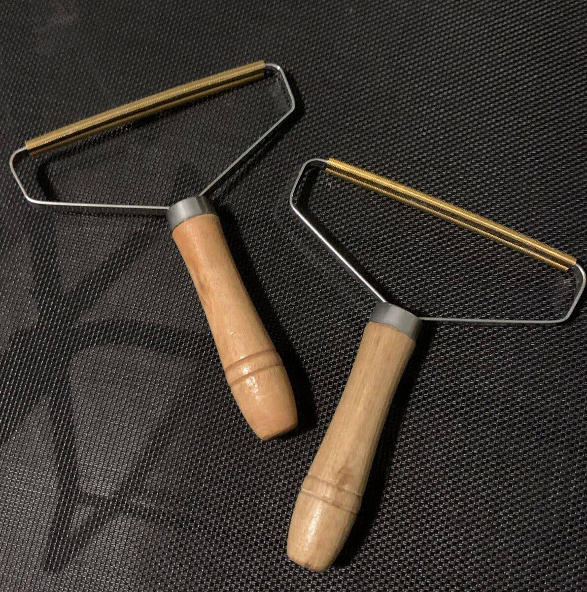 Brosse pour enlever les poils d'animaux sur vêtements فرشاة لإزالة شعر الحيوانات الأليفة من الملابس