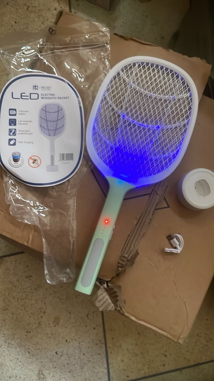 مضرب ذباب كهربائي، مزود بضوء فوق بنفسجي، ومصباح LED، ومصيدة بعوض Raquette anti-mouches électrique, avec lumière Uv, lampe Led, piège à moustiques.