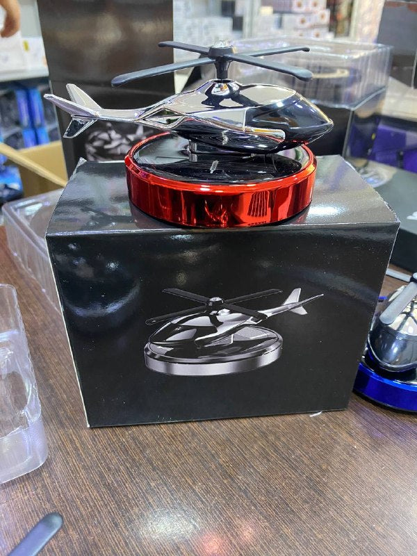 معطر جو السيارة الشمسي الدوار موزع عطر على شكل طائرة هليكوبتر Désodorisant solaire rotatif pour voiture est un diffuseur de parfum en forme d'hélicoptère en alliage métallique