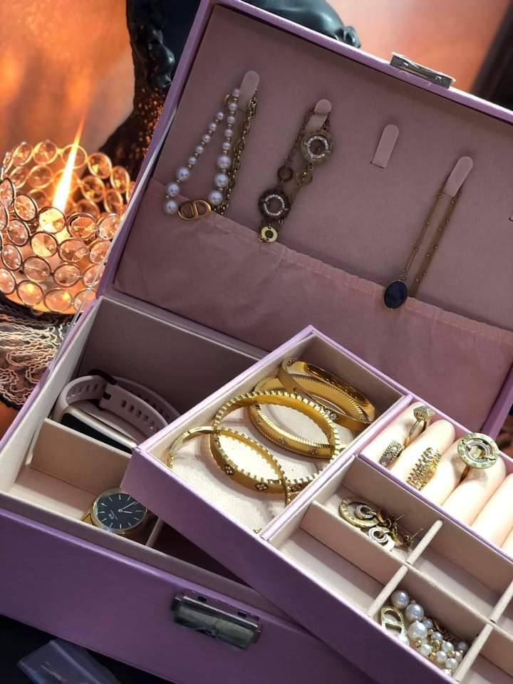 صندوق تخزين و تنظيم المجوهرات مع قفل