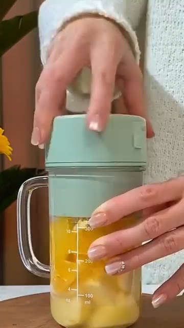 Portable mini juicer عصارة صغيرة محمولة