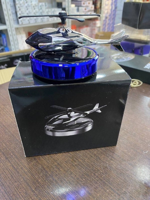 معطر جو السيارة الشمسي الدوار موزع عطر على شكل طائرة هليكوبتر Désodorisant solaire rotatif pour voiture est un diffuseur de parfum en forme d'hélicoptère en alliage métallique
