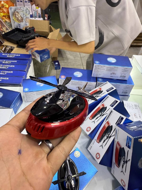 Désodorisant Voiture Hélicoptère Solaire Purificateur d'Air Auto Rotation Automatique Car fragrance مبخرة السيارة مع العطر
