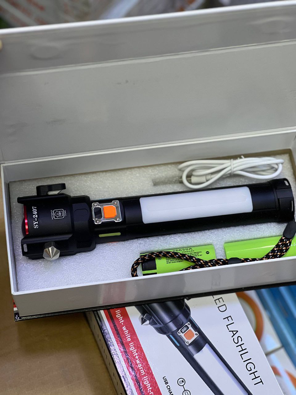 LED Flashlight Lampe Torche de poche LED multifonctionnelle مصباح LED متعدد الوظائف