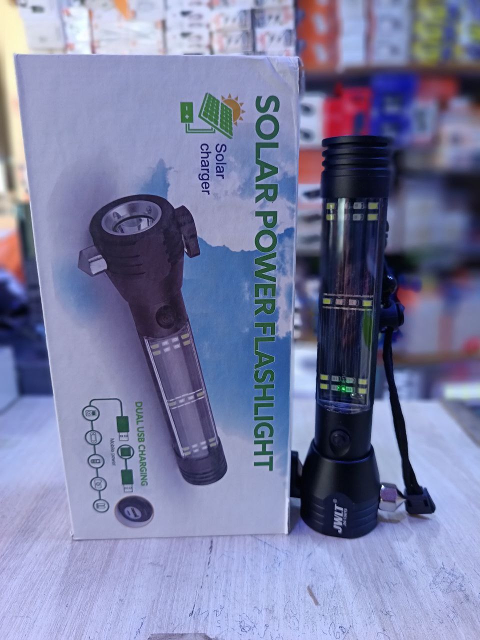 Solar Power Flashlight مصباح الأمان الشمسي القابل للشحن مصباح مزود بكاسر النوافذ