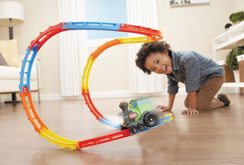 مجموعة قطار مرنة مزودة بأصوات وأضواء. لعبة تفاعلية للأطفال Circuit de jeu de train flexible avec son et lumières Jeu interactif pour enfants
