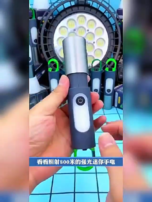 مصباح يدوي LED، قابل لإعادة الشحن عبر USB، قابل للتكبير والتصغير، 4 أوضاع Flashlight Lampe de poche à lumière LED, Rechargeable par USB, Zoomable, 4Modes