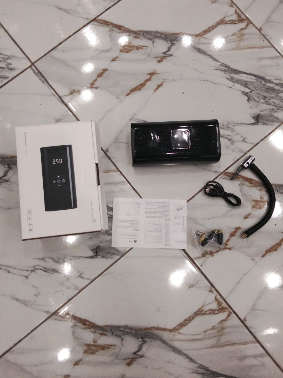 Inflateur de pneu Compresseur d'air portable, pompe à air sans fil pour pneus de voiture منفاخ إطارات محمول، ضاغط هواء، مضخة هواء لاسلكية لإطارات السيارات