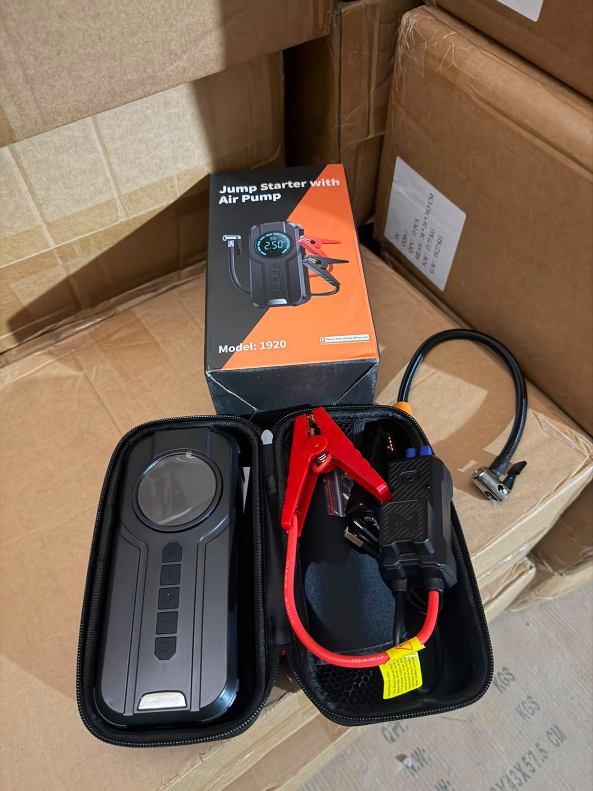 Démarreur de Voiture, Compresseur d'Air Portatif, Power Bank et Lampe LED Jump Starter with Air Pump معزز بطارية 4 في 1 1920 جهاز تشغيل السيارة، ضاغط هواء محمول، بنك طاقة، ومصباح LED