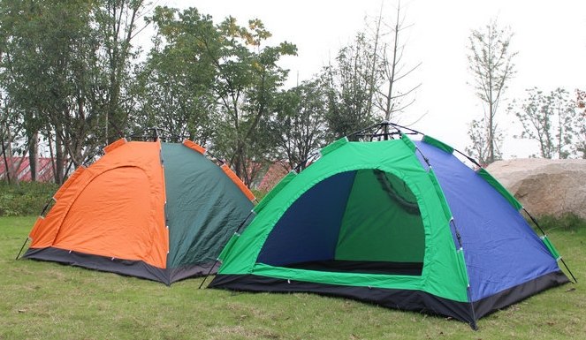 خيام تخييم متعددة الألوان لأربعة أشخاص، 208x208x145 سم Tentes multicolor de Camping 4 PERSONNES