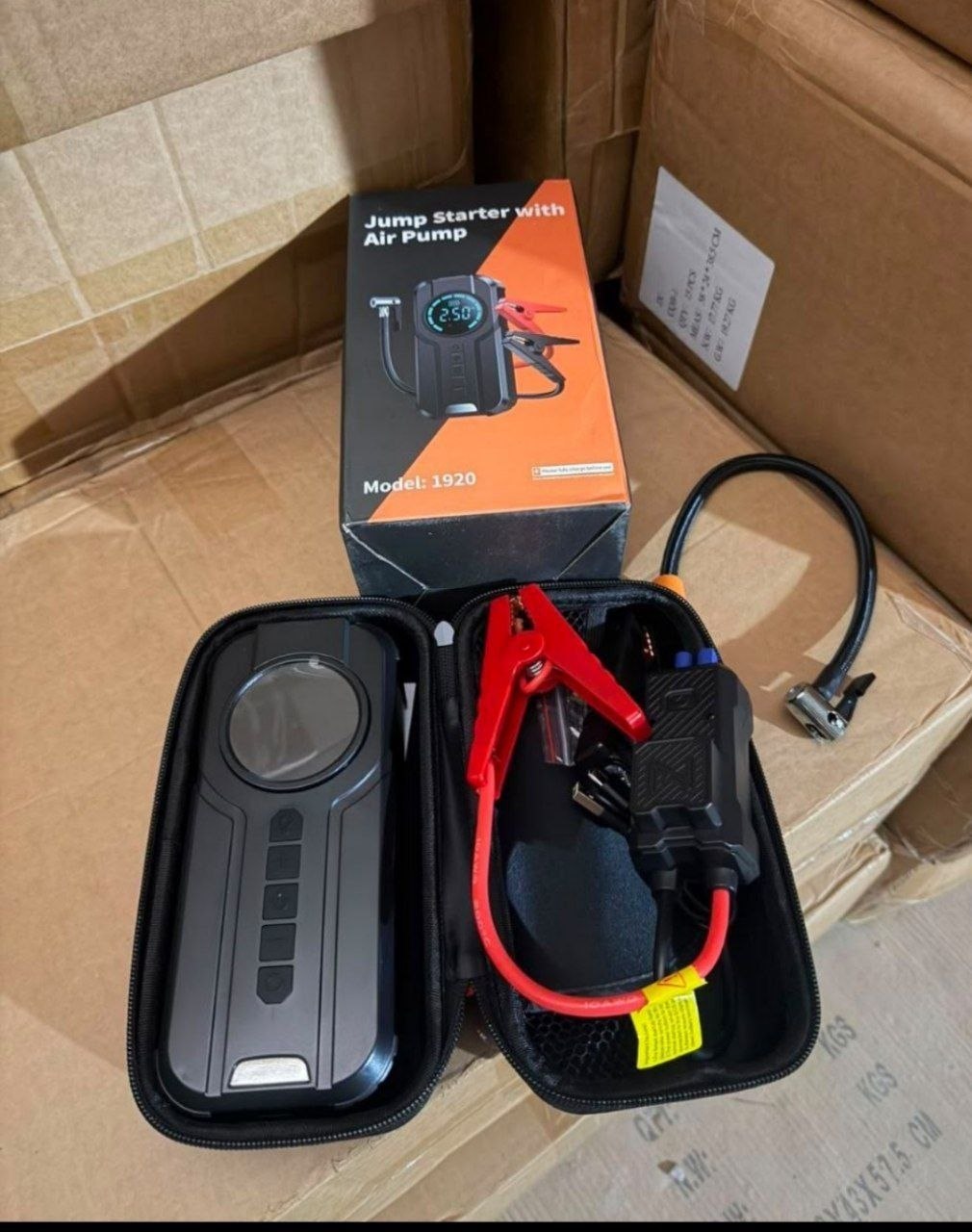 Démarreur de Voiture, Compresseur d'Air Portatif, Power Bank et Lampe LED Jump Starter with Air Pump معزز بطارية 4 في 1 1920 جهاز تشغيل السيارة، ضاغط هواء محمول، بنك طاقة، ومصباح LED