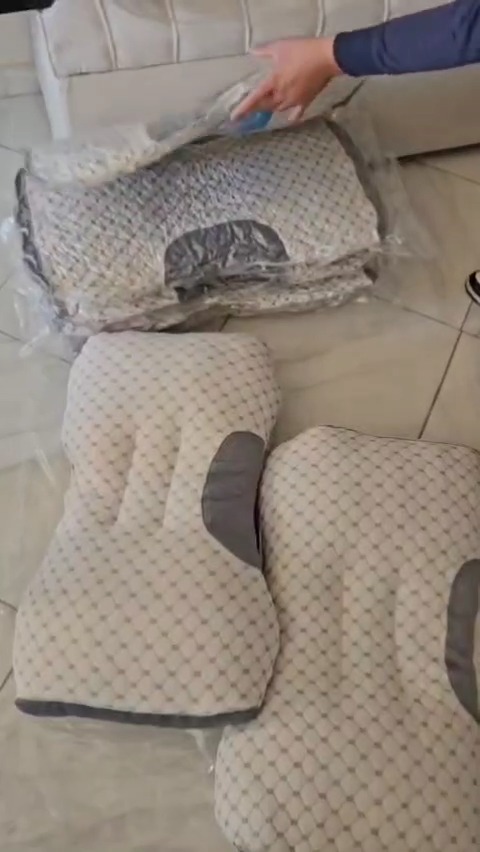 Oreiller rthopédique à mémoire وسادة مريحة مصنوعة من رغوة الذاكرة مصممة لدعم الرقبة وتقليل آلام الرقبة