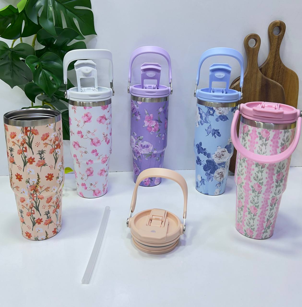 Gobelet en acier inoxydable avec motif floral  كوب من الفولاذ المقاوم للصدأ مع زخارف