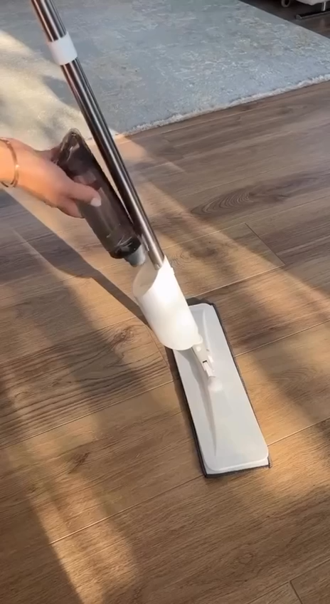 ممسحة برشّاش الماء مدمج Balai-serpillère avec pulvérisateur intégré