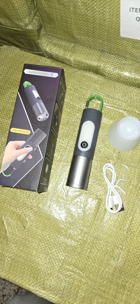 مصباح يدوي LED، قابل لإعادة الشحن عبر USB، قابل للتكبير والتصغير، 4 أوضاع Flashlight Lampe de poche à lumière LED, Rechargeable par USB, Zoomable, 4Modes