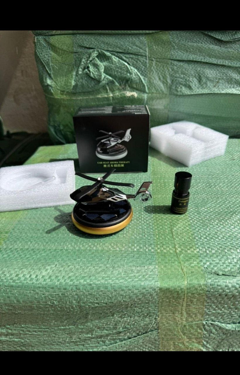 معطر جو للسيارة يعمل بالطاقة الشمسية على شكل طائرة هليكوبتر Hélicoptère à énergie solaire diffuseur d'aromathérapie rotatif pour voiture