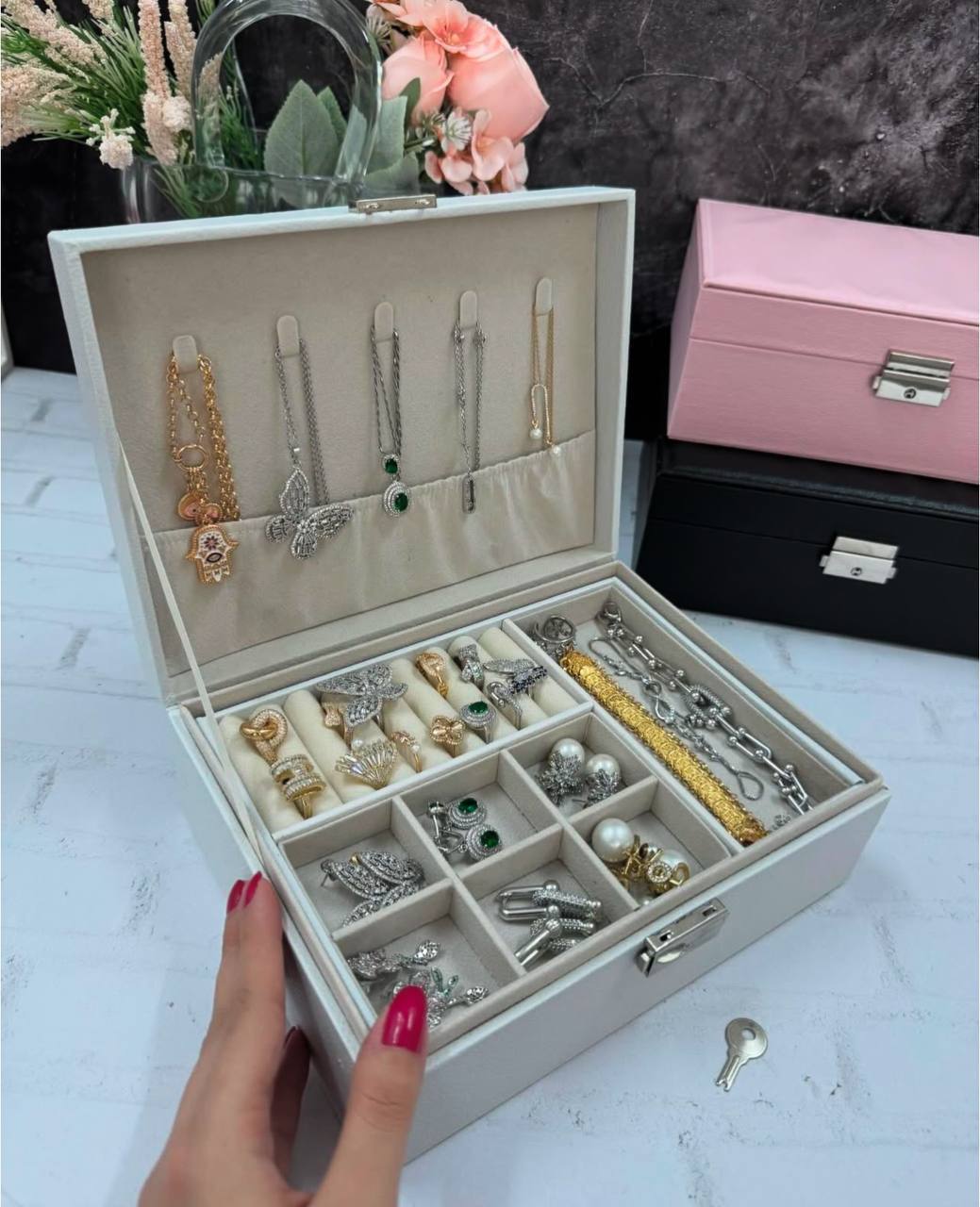 صندوق تخزين و تنظيم المجوهرات مع قفل