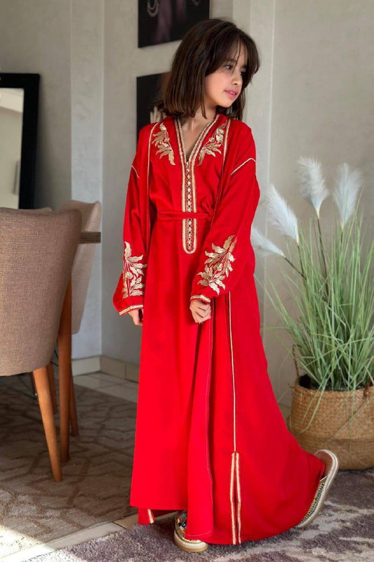 كيمونوا أنيقة للبنوتات مصنوعة من ثوب كريب سامبل مطرزة بدقة بـرباطي برونز لإطلالة راقية