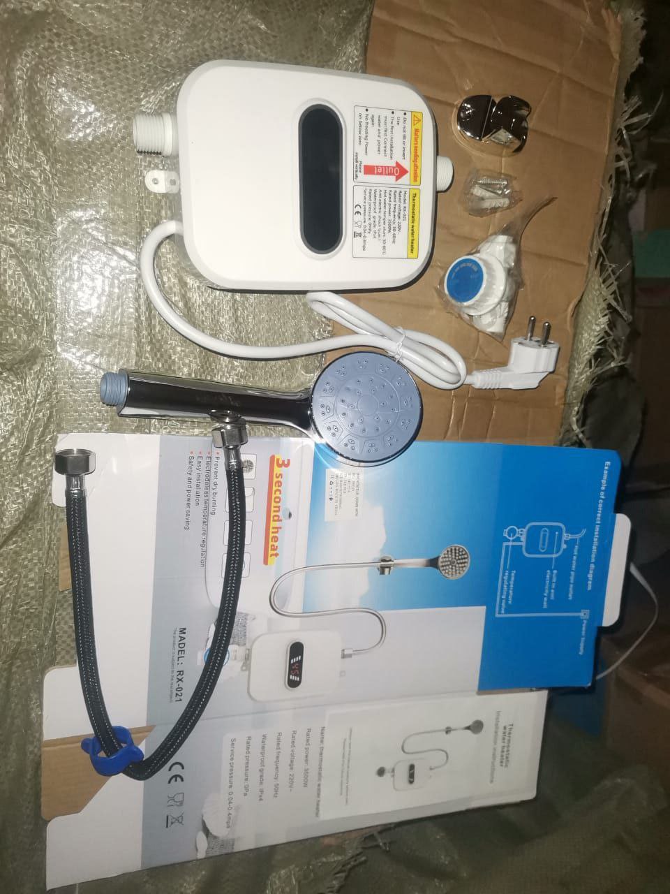 Chauffe-eau électrique instantané avec pommeau de douche سخان مياه كهربائي فوري مزود برأس دش