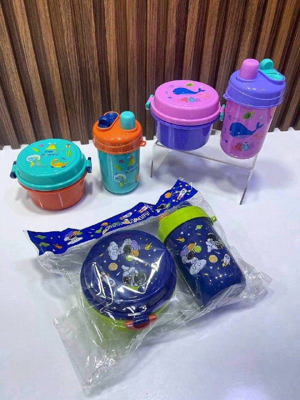تشكيلة من صناديق الغداء وزجاجات المياه للأطفال ENFANTS boîtes à lunch