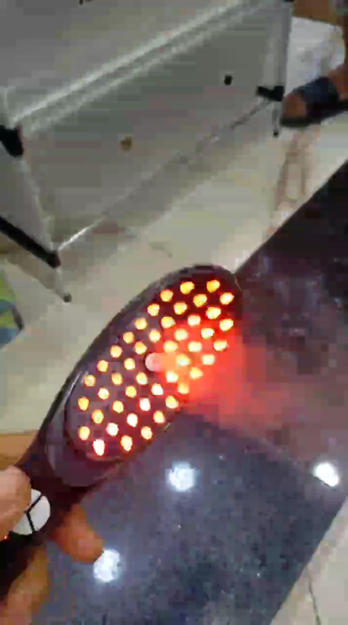Brosseفرشاة تدليك فروة الرأس الكهربائية Masseur électrique pour cuir chevelu avec thérapie par lumière rouge