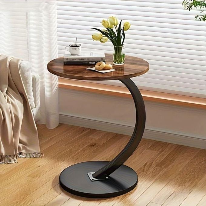 طاولة جانبية عادية بتصميم على شكل حرف Table d'appoint générique au design en forme de C