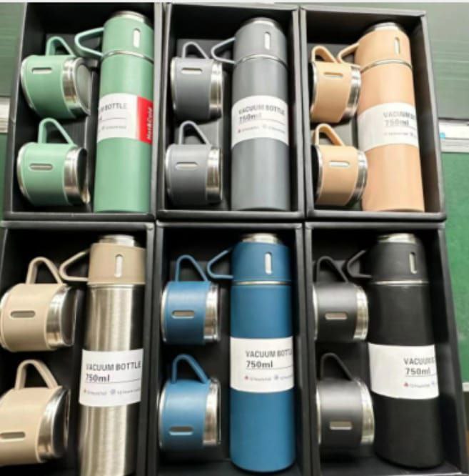 Set thermos avec tasses isothermes مجموعة ترمس مع أكواب معزولة