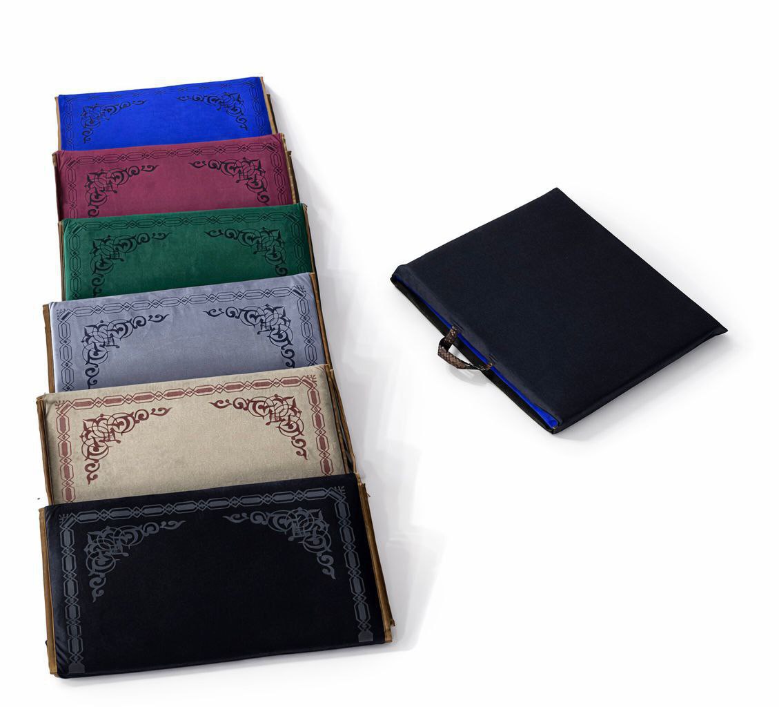 مسند للظهر و سجادة للصلاة